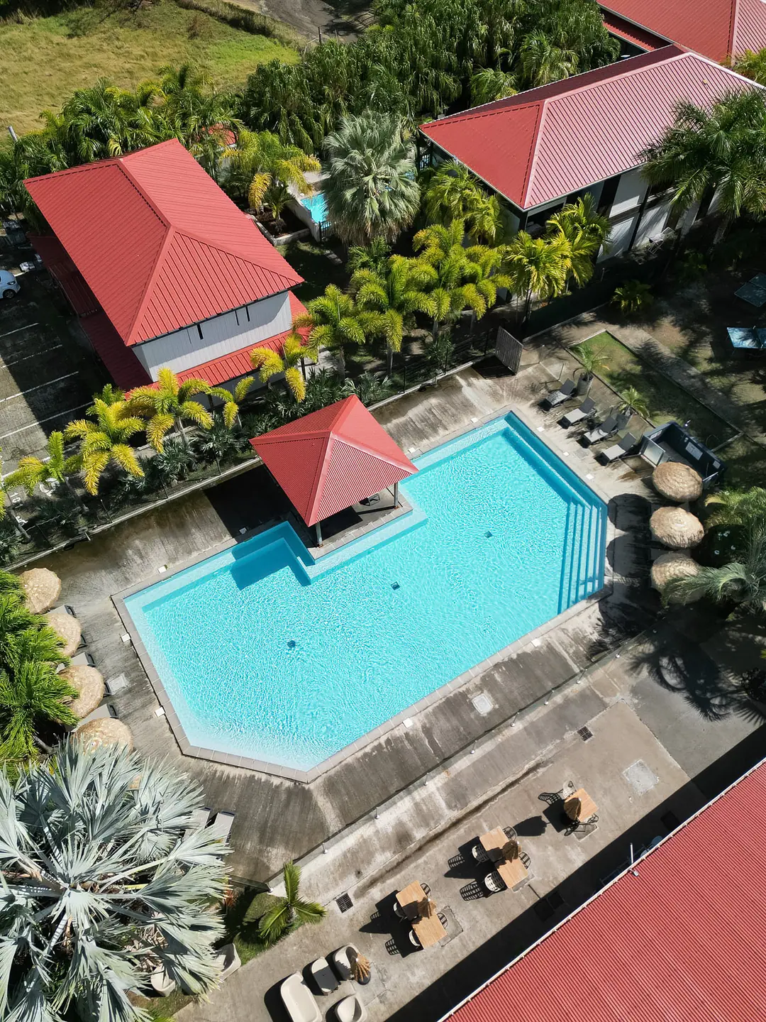 Piscine et pavillon du Village de la Pointe vus du ciel