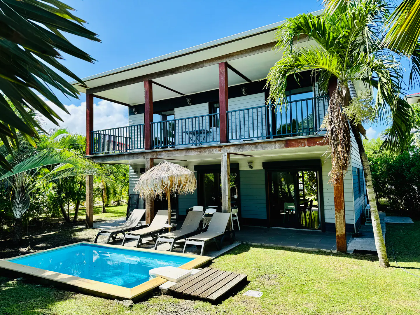 Villa avec piscine privée et transats au Village de la Pointe