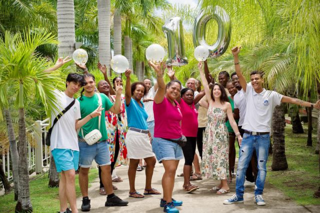 🎉 Le Village de la Pointe fête ses 10 ans ! 🎉

Eh oui ! Dix ans déjà !!!

Dix années d’aventures, de rires et de moments partagés. 🌟😄 
Dix années à créer ensemble des souvenirs merveilleux. 📸✨ 
Dix ans que notre équipe, au cœur de notre réussite, s’efforce de tisser chaque jour des liens de bonheur et de complicité avec chacun d’entre vous. ❤️

En ce jour spécial, nos chers clients, nous souhaitons vous exprimer notre gratitude. 🌟 

Vous êtes les véritables acteurs de cette belle aventure. 
Votre fidélité, et votre confiance sont les piliers de notre succès. 

MERCI pour ces 10 années incroyables et pour toutes celles à venir ! 

Mèsi an pil ❤️

@dreamseeker972 📸

#Villagedelapointe #pointefaula #martinique #hotelmartinique #Vauclin#Pointefaula#Caribbean #caraibes #beautifuldestinations#Jeuconcours#vacance#10Ans#Anniversaire#Souvenirs#Fidélité#Merci#Célébration#Aventures#MomentsPartagés #vauclin #Gratitude#Équipe#Clients#Bonheur#Complicité#Partage#Anniversaire10Ans#celebration10ans